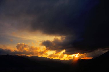 Kara gökyüzü ve yağmur bulutları