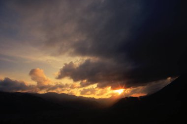 Kara gökyüzü ve yağmur bulutları