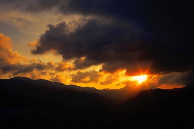 Kara gökyüzü ve yağmur bulutları