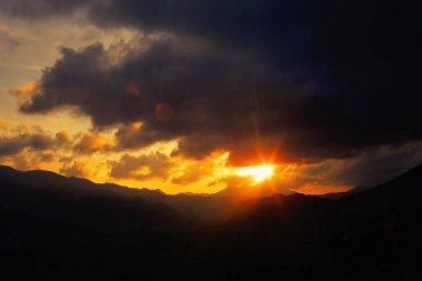 Kara gökyüzü ve yağmur bulutları