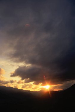 Kara gökyüzü ve yağmur bulutları