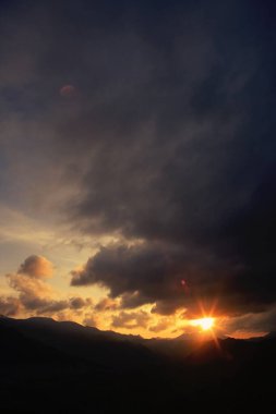 Kara gökyüzü ve yağmur bulutları