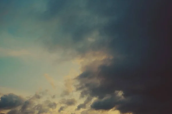 雨の雲と暗い空 — ストック写真