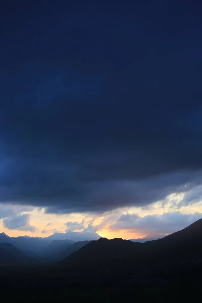 雨の雲と暗い空 — ストック写真