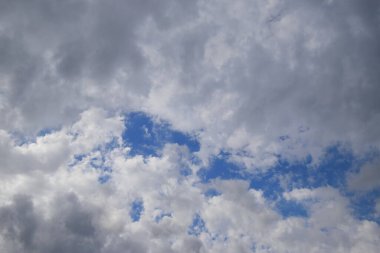 Beyaz bulutlu mavi gökyüzü