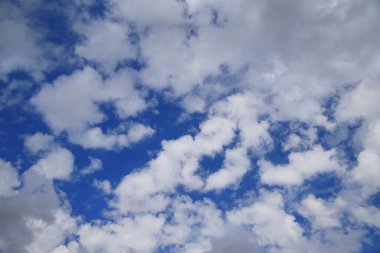 Beyaz bulutlu mavi gökyüzü