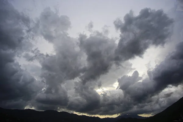 Небо Полно Дождевых Облаков — стоковое фото