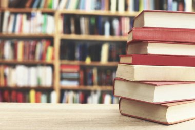 Tahta masadaki kitap yığını.