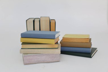 Beyaz arkaplan üzerine kitap yığını