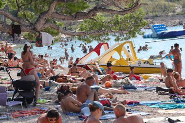 Makarska, Hırvatistan, 07.09.2025. Eylül ayı başlarında Hırvatistan 'ın güneyindeki plajlar, sezon dışında Hırvatistan' da tatil yapan turistlerle dolu.