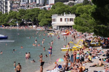 Makarska, Hırvatistan, 07.09.2025. Eylül ayı başlarında Hırvatistan 'ın güneyindeki plajlar, sezon dışında Hırvatistan' da tatil yapan turistlerle dolu.