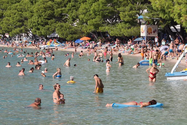 Makarska, Hırvatistan, 07.09.2025. Eylül ayı başlarında Hırvatistan 'ın güneyindeki plajlar, sezon dışında Hırvatistan' da tatil yapan turistlerle dolu.