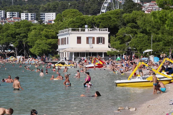 Makarska, Hırvatistan, 07.09.2025. Eylül ayı başlarında Hırvatistan 'ın güneyindeki plajlar, sezon dışında Hırvatistan' da tatil yapan turistlerle dolu.