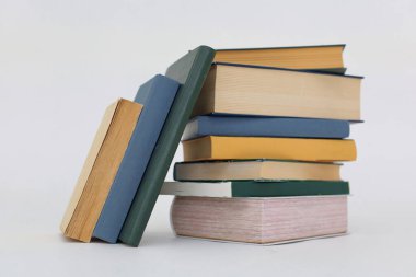 Beyaz arkaplan üzerine kitap yığını