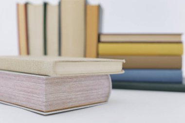 Beyaz arkaplan üzerine kitaplar. 3d oluşturma.