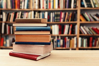 Kütüphanede kitap yığını