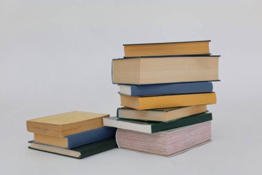 Beyaz arkaplanda izole kitap yığını