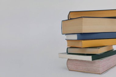 Beyaz arkaplan üzerine kitap yığını.
