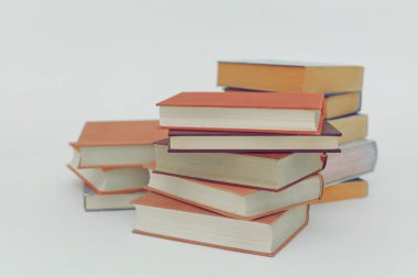 Beyaz arkaplan üzerine kitap yığını