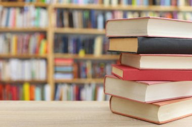 Bulanık arka plana karşı bir yığın kitap. Metin için boşluk