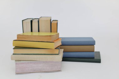 Gri arkaplan üzerine kitap yığını