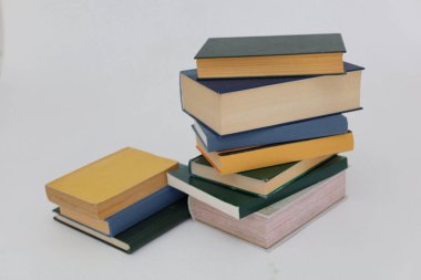 Beyaz arkaplan üzerine kitap yığını