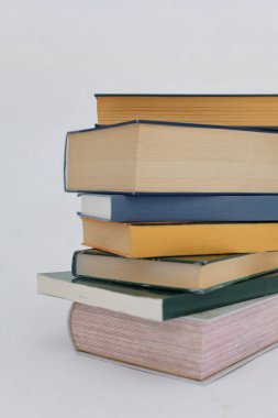 Beyaz arkaplan üzerine kitap yığını