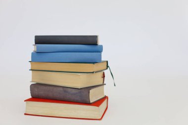 Beyaz arkaplan üzerine kitap yığını.