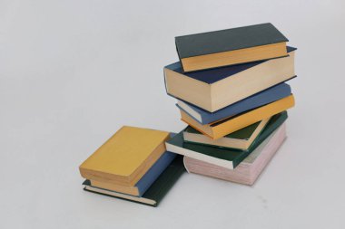 Beyaz arkaplan üzerine kitap yığını, kapat