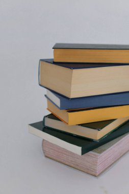 Beyaz arkaplan üzerine kitap yığını