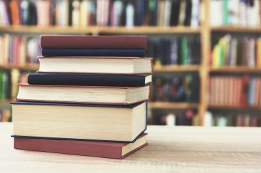 Kütüphanede kitap yığını.