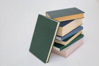 Beyaz arkaplan üzerine kitap yığını