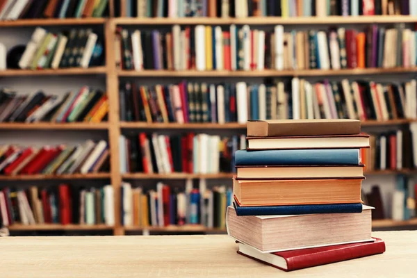 kütüphanedeki ahşap arkaplan kitapları