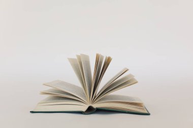 Beyaz arkaplan üzerine kitap aç.