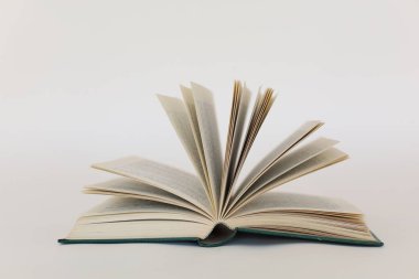 beyaz arkaplan üzerine açık kitap