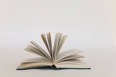 Beyaz arkaplan üzerine kitap aç