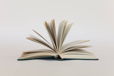 beyaz zemin üzerinde kitap yığını