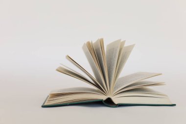 Beyaz arkaplanda izole edilmiş bir kitap yığını.