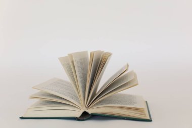 Beyaz arkaplan üzerine kitap aç