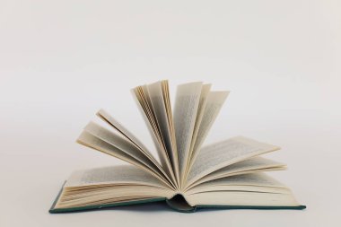 kitap beyaz zemin üzerine açık