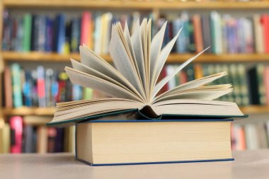 Ahşap rafta açık bir kitap