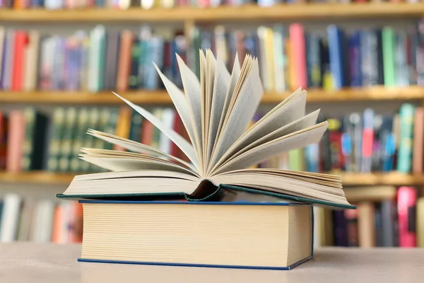 Kütüphanede kitap yığını