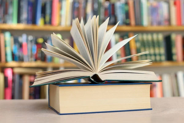 Kitaplar masanın üstünde.