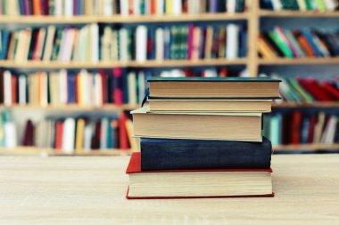 Kütüphanede bir yığın kitap, eğitim konsepti. Metin için boşluk