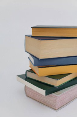 Beyaz arkaplan üzerine kitap yığını