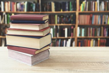 Yığın kitap masada