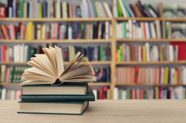 Kütüphanede kitap yığını