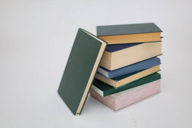 eski kitaplar beyaz zemin üzerine izole kazık.