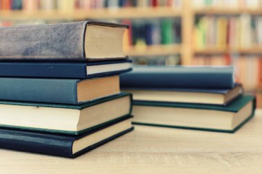 Kütüphanede ahşap arka planda kitaplar var. Metin için boşluk