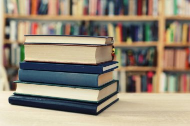 Kitaplar ve ahşap masa gözlük yığını